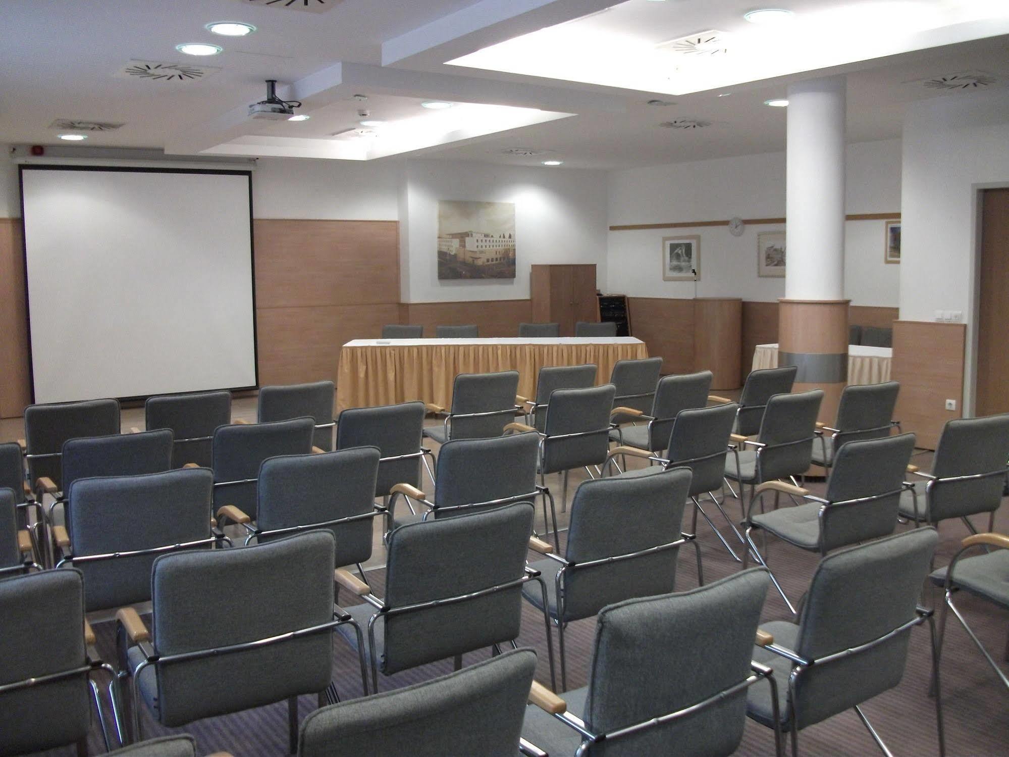 Famulus Kollegium Hostel Gyor Luaran gambar