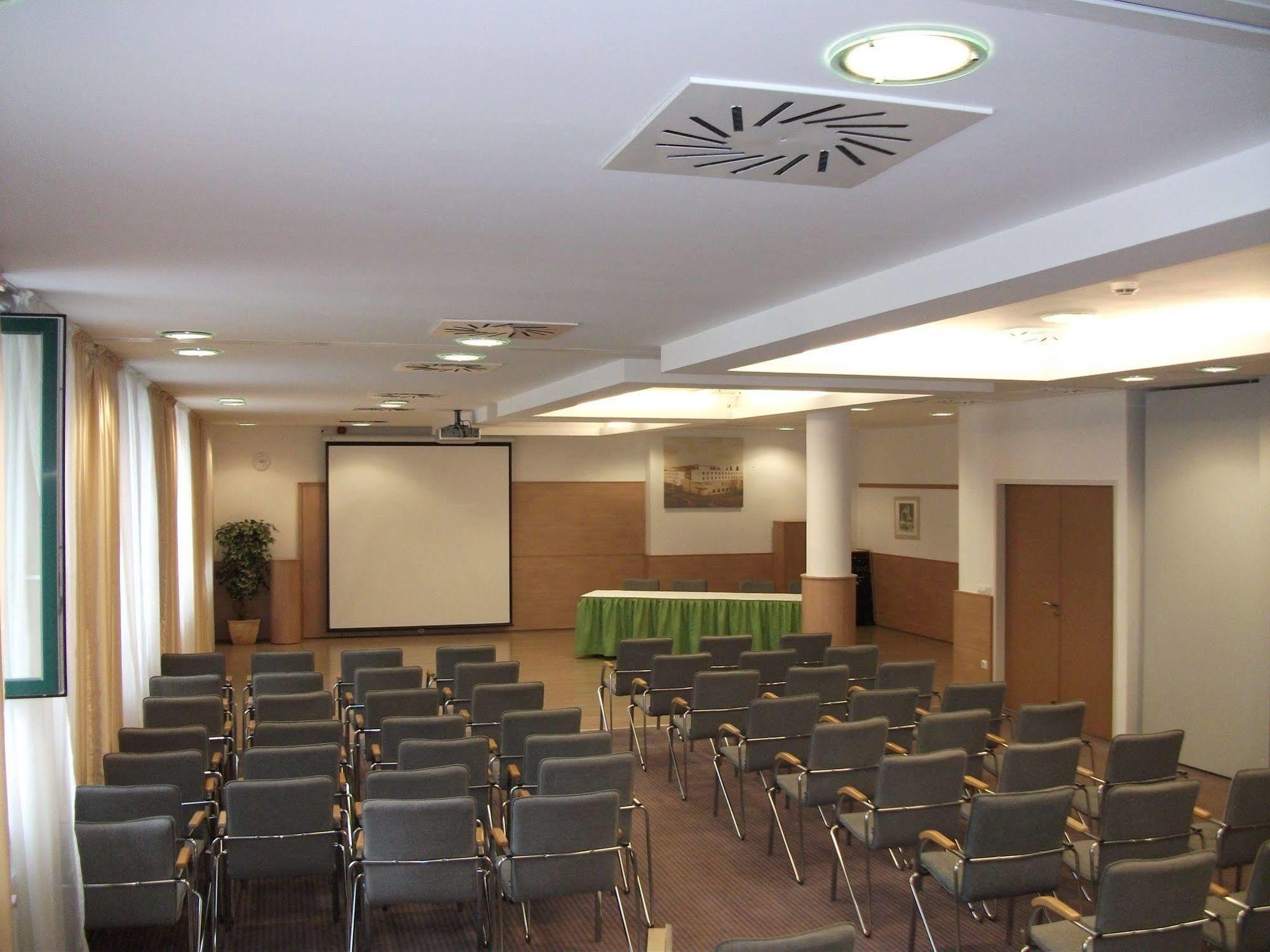 Famulus Kollegium Hostel Gyor Luaran gambar